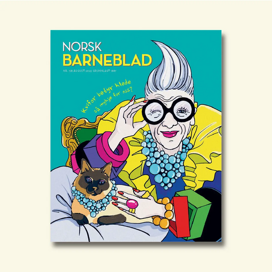 Framside av Norsk Barneblad nr. 7/8 2023 «Klede», illustrasjon av ei eldre kvinne med runde briller, perlekjede og ein katt.