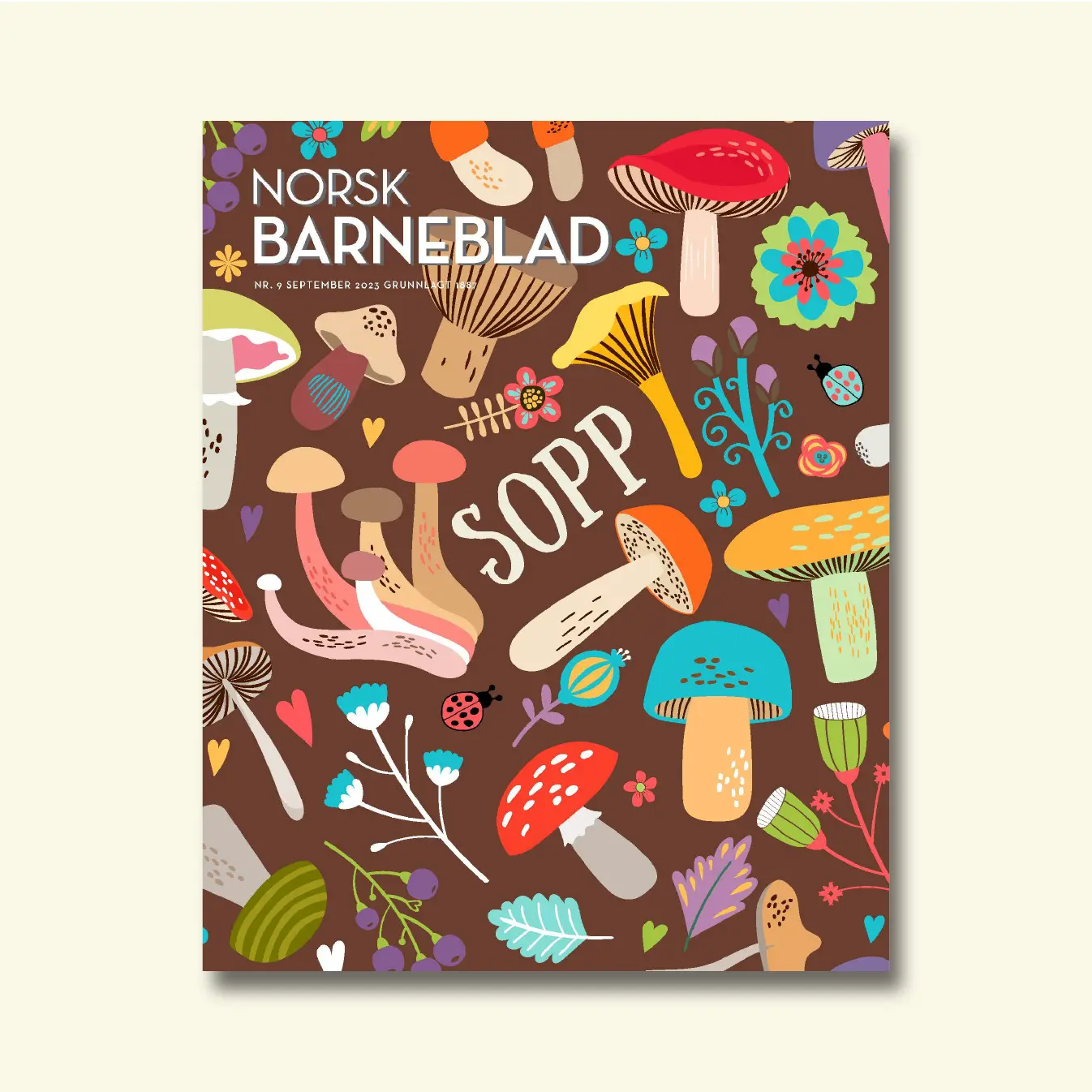 Framside av Norsk Barneblad nr. 9/2023 «Sopp», mønster av fargerike sopp, blomster og skalbaggar mot brun bakgrunn.