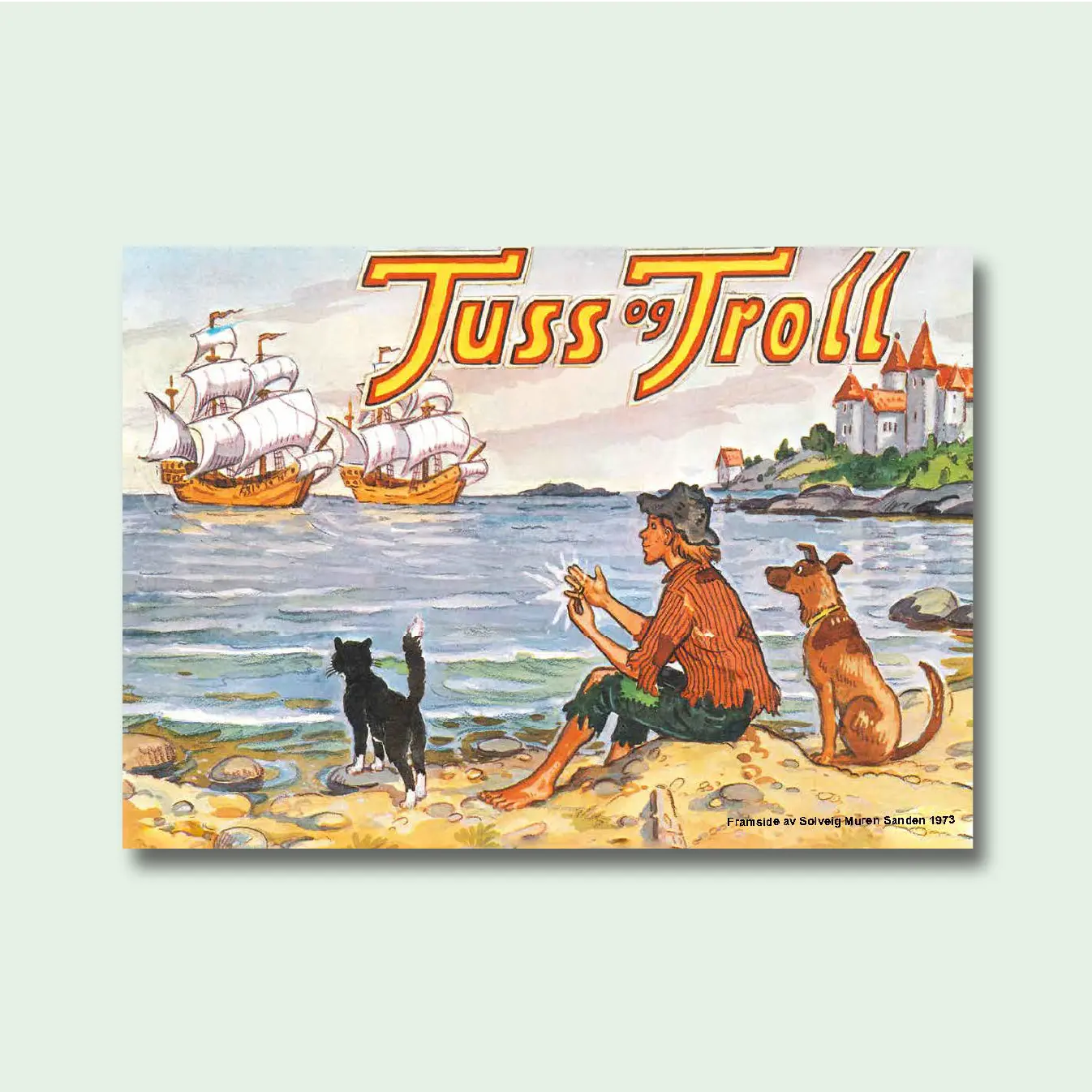 Framside av Tuss og Troll, julehefte 2023, med Solveig Muren Sandens illustrasjon frå 1973: ein gut sit på ei strand saman med ein katt og ein hund, med seglskip og eit slott i bakgrunnen.