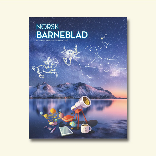 Framside av Norsk Barneblad nr. 11/2022 «Stjernehimmelen», stjernebilete teikna over ein nattleg fjordhimmel, med teleskop og solsystemmodell i forgrunnen.