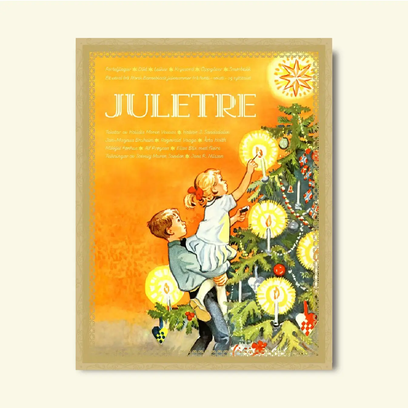 Framside av «Juletre praktutgåve», illustrasjon av to barn som pyntar juletreet med levande lys, av Solveig Muren Sanden.