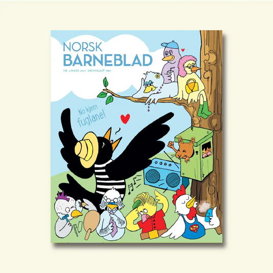 Framside av Norsk Barneblad nr. 3/2021 «No kjem fuglane!», illustrasjon av fuglar som stell seg og syng ved eit tre med fuglekasse.