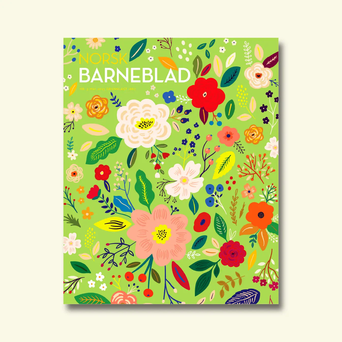 Norsk Barneblad, nr. 3 mai 2025, framside med eit tett mønster av fargerike blomstrar og blad mot ein grøn bakgrunn