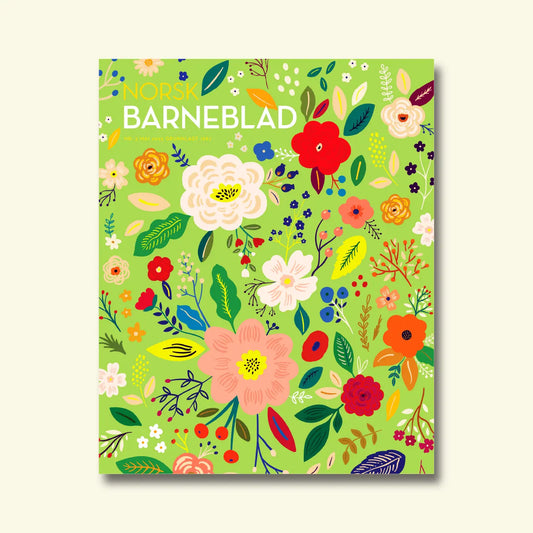 Norsk Barneblad, nr. 3 mai 2025, framside med eit tett mønster av fargerike blomstrar og blad mot ein grøn bakgrunn
