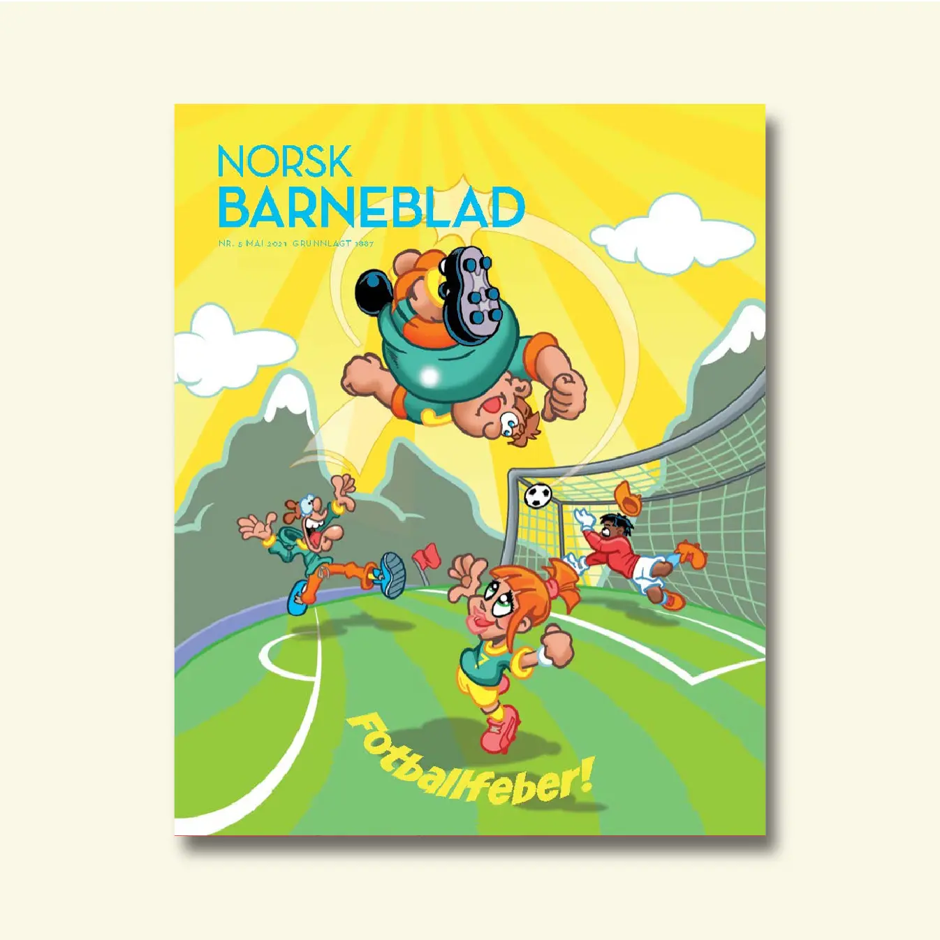 Framside av Norsk Barneblad nr. 5/2021 «Fotballfeber», illustrasjon av fotballspelarar i aksjon foran mål, med teksten «Fotballfeber!».