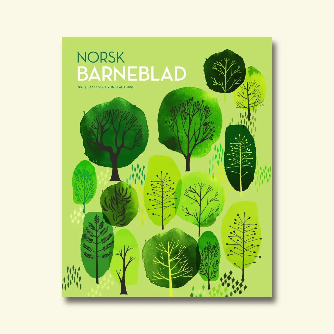 Framside av Norsk Barneblad nr. 5/2024 «Tre», illustrasjon av ulike grøne tre i akvarellstil mot lysegrøn bakgrunn.