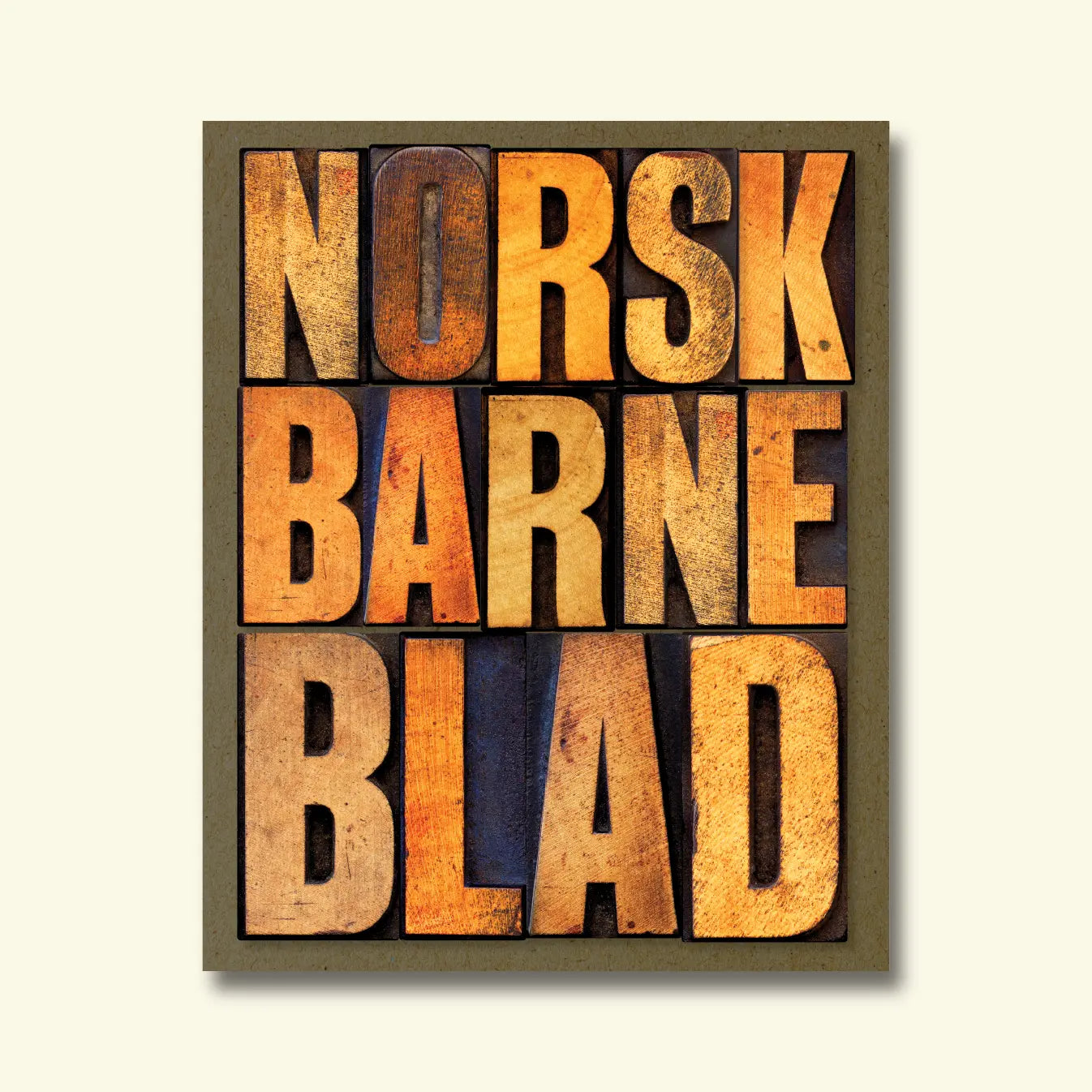 Norsk Barneblad, logo sett saman av gamle trebokstavar i ulike brune og oransje trefargar, på ein olivengrøn bakgrunn