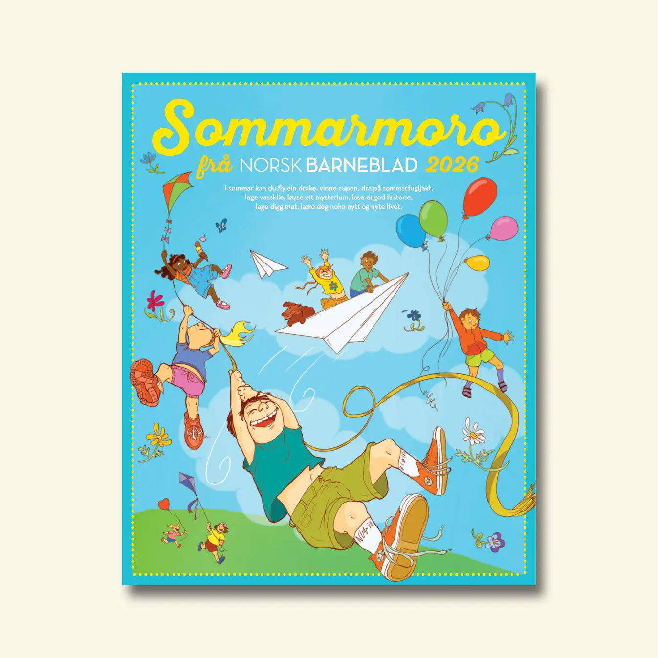 Norsk Barneblad, nr. 6-7 2026, framside om sommarmoro med born som leikar med drake, papirfly og ballongar mot ein blå sommarhimmel