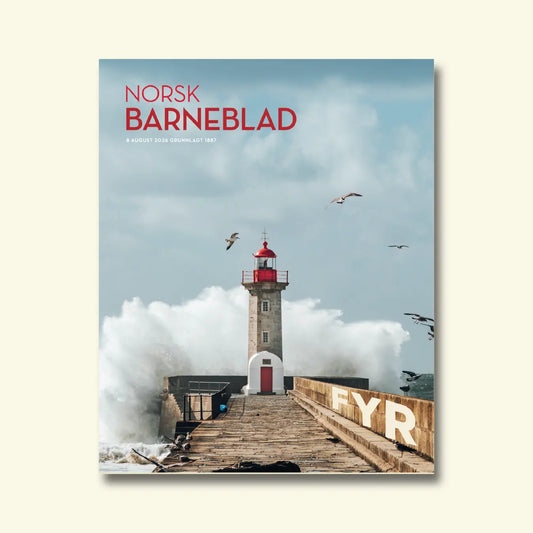 Norsk Barneblad, nr. 8 august 2026, framside om fyr med eit fyrtårn vendt mot hav og himmel, med måsar og ei stor bølgje