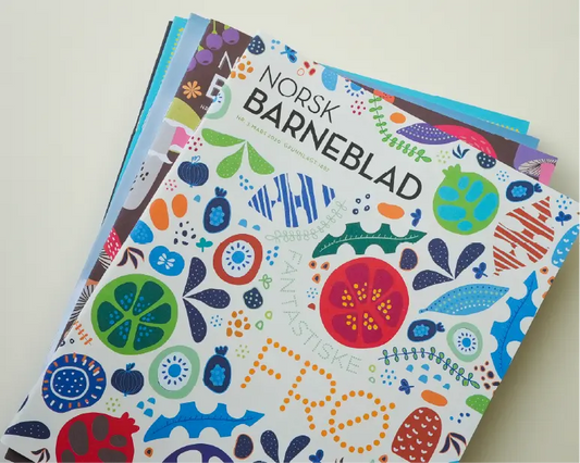 Ein bunke med utgåver av Norsk Barneblad, med forsida til nr. 3/2020 (Frø) øvst, som illustrerer kva abonnementet inneheld.