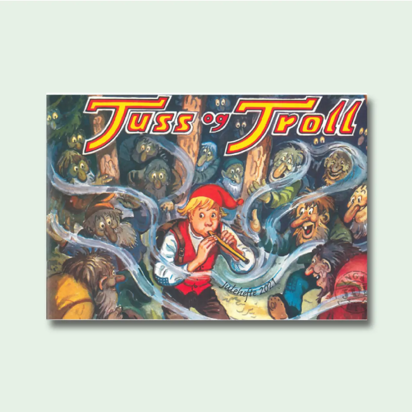 Framside av Tuss og Troll, julehefte 2021, teikna av Håkon Aasnes: ein gut med nisselue blæs i ei fløyte omgitt av ein flokk troll i ein mørk skog.