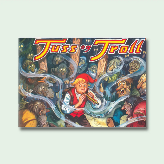 Framside av Tuss og Troll, julehefte 2021, teikna av Håkon Aasnes: ein gut med nisselue blæs i ei fløyte omgitt av ein flokk troll i ein mørk skog.