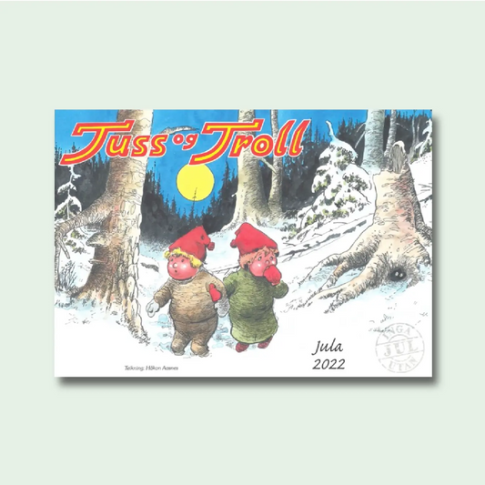 Framside av Tuss og Troll, julehefte 2022, teikna av Håkon Aasnes: to nissar går gjennom ein snødekt vinterskog om natta, med fullmåne mellom trea.